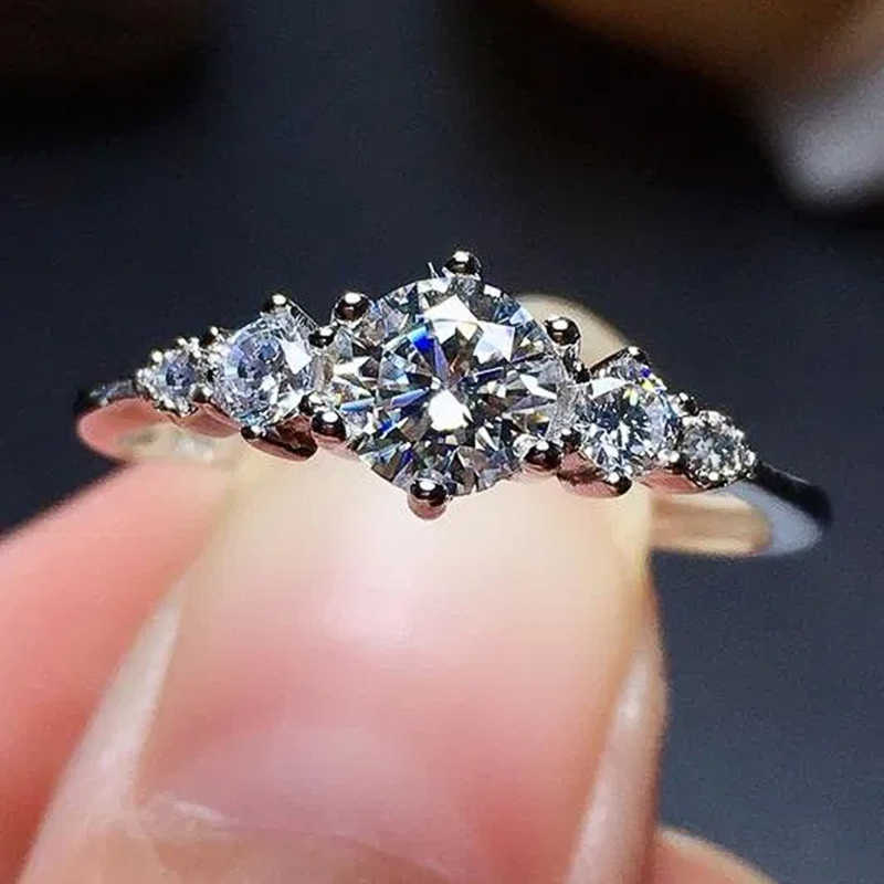 Solitaire ring nieuw ontwerp vrouwen verloving trouwringen glanzend crystal cz eenvoudige en elegante cessories hoogwaardige mode sieraden y2302