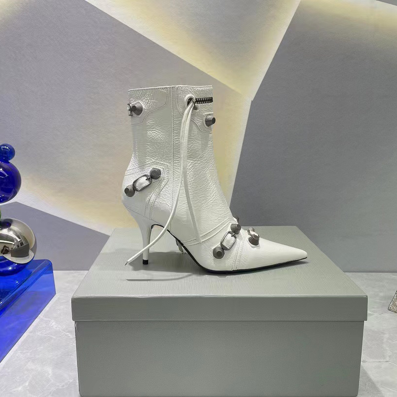 럭셔리 디자이너 Long Boots 얇은 하이힐 무릎 부츠 스타일레토 패션 브랜드 Cagole 스터드 버클 신발 뾰족한 발가락의 가죽 활주로 여성 공장 신발 2023