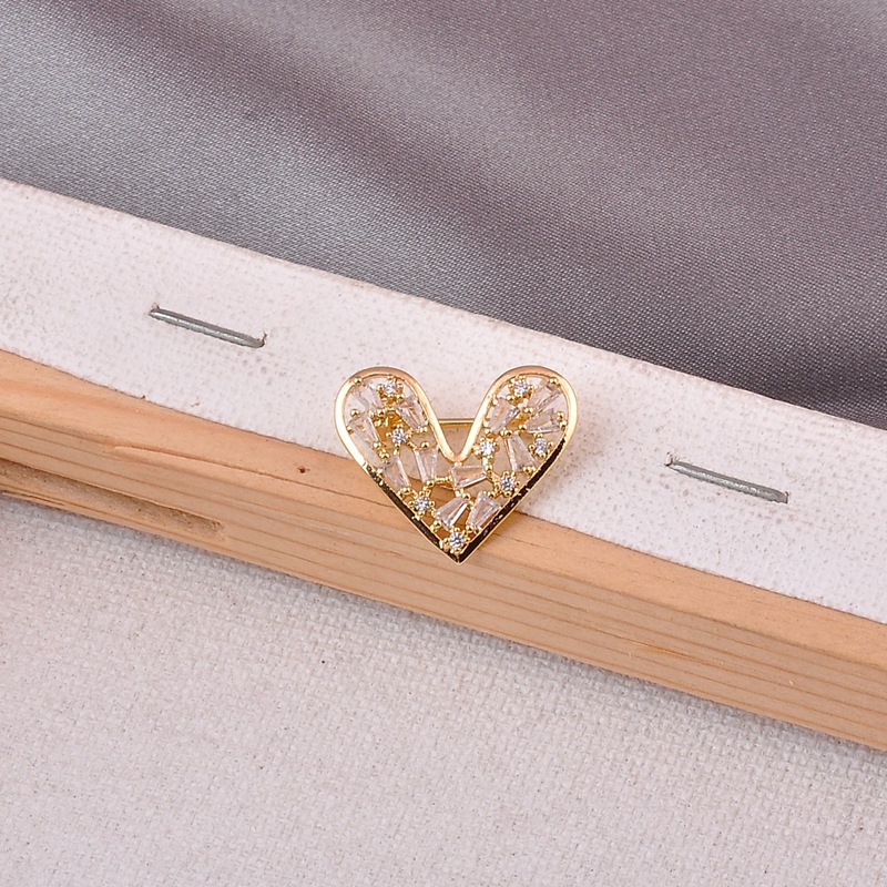 Zirc￣o Love Heart Broche Women's V Collar Anti-Light Fivele Pin Fixing Roupas