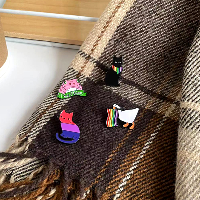 Arc-en-ciel Animal broche émail broche drôle Badge oie chat LGBT grenouille il lui métal revers pull sac à dos écharpe cadeau en gros