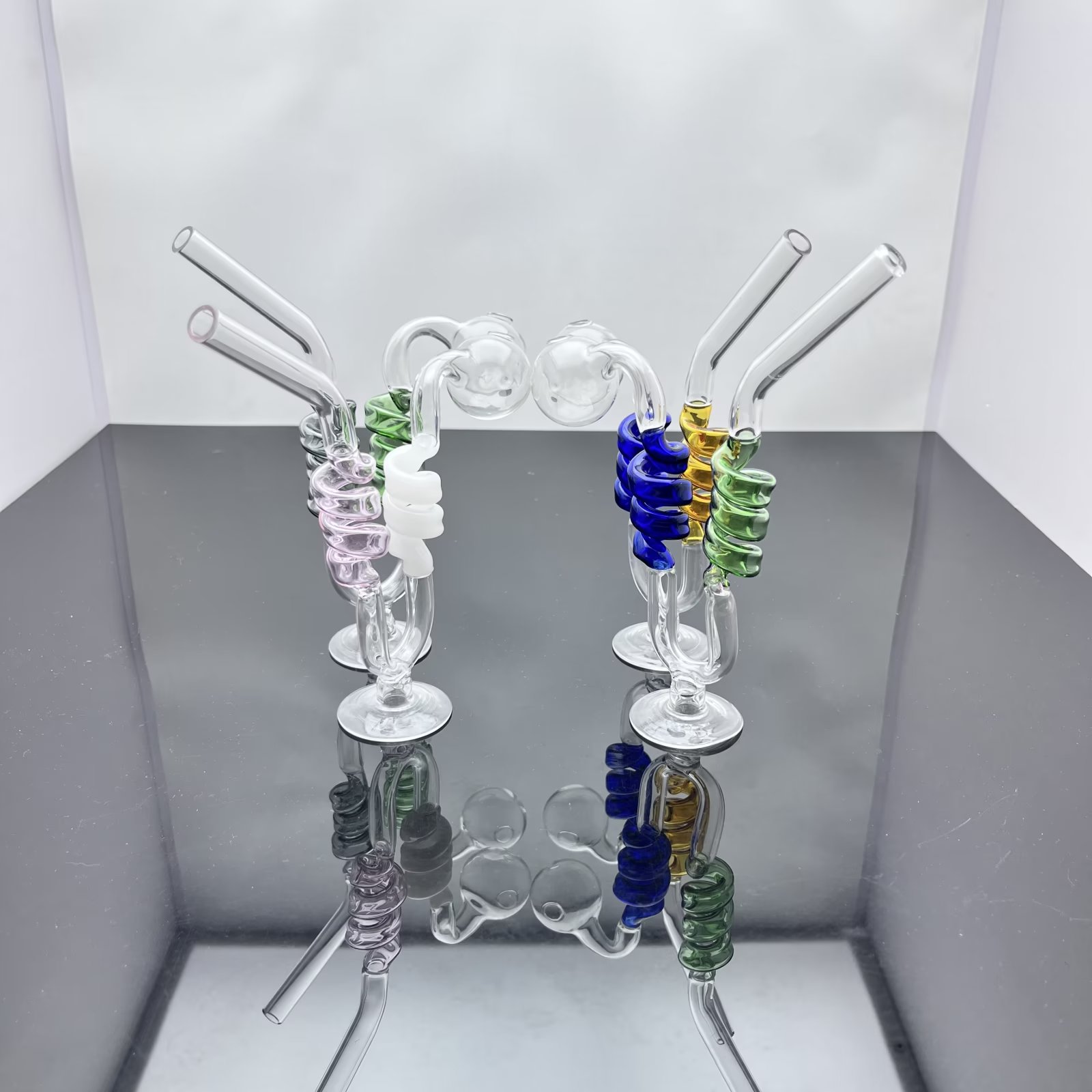 Glaspfeifen Rauchen geblasener Wasserpfeifen Herstellung mundgeblasener Bongs Klassisches Zigarettenset aus farbigem Glas mit Sockel