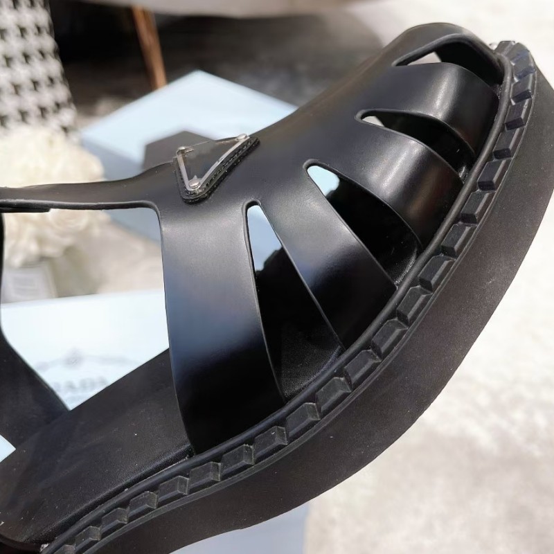 Fashion Triangle Metal Embelling Ankel Strap Sandaler Tjockklackade skor Party Evening Shoes Open-Toed Calfskin Mirror Leisure Luxury Designer Factory.