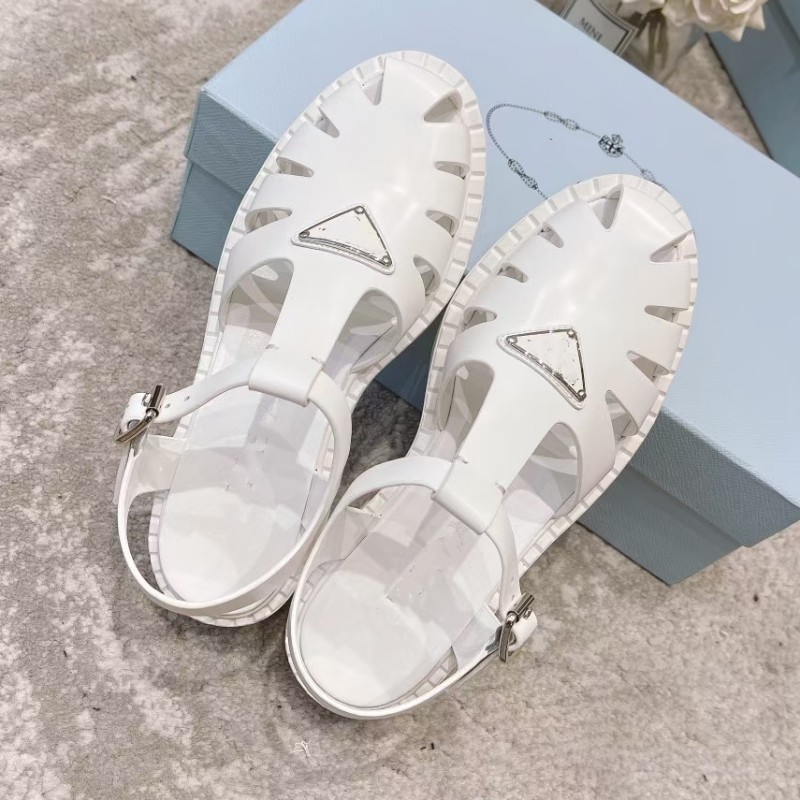 Fashion Triangle Metal Embelling Ankel Strap Sandaler Tjockklackade skor Party Evening Shoes Open-Toed Calfskin Mirror Leisure Luxury Designer Factory.