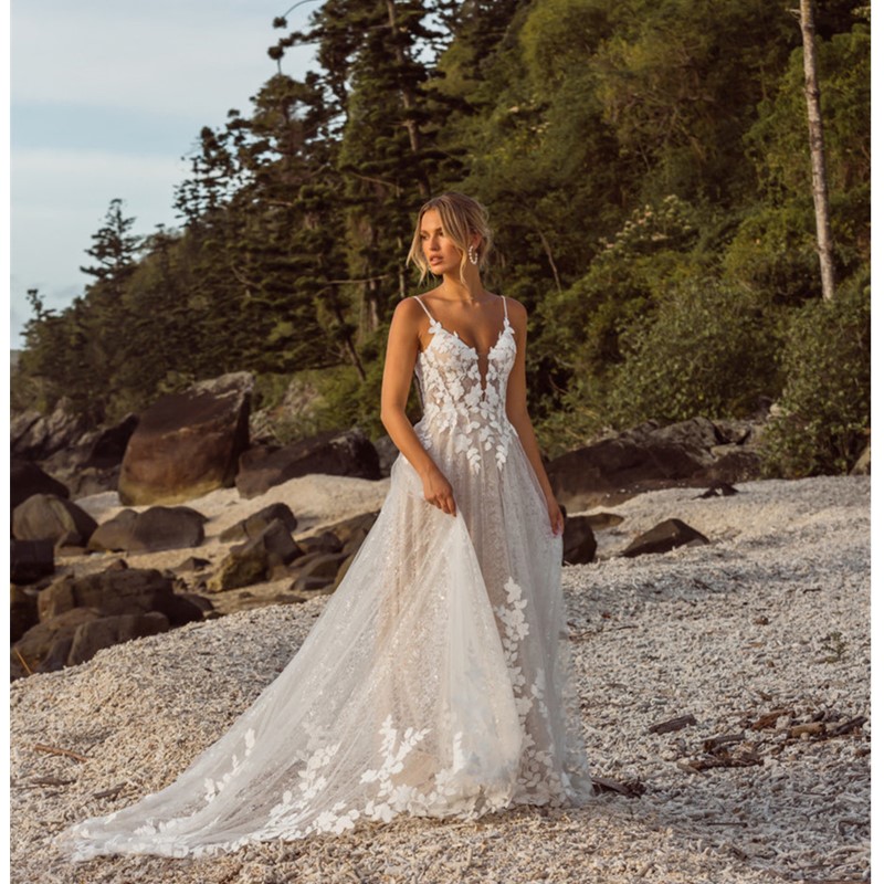 Nya Boho Weeding Dresses V Neck -applikationer Brudklänningar Puffy bollklänningar svep Tåg bröllopsklänningar