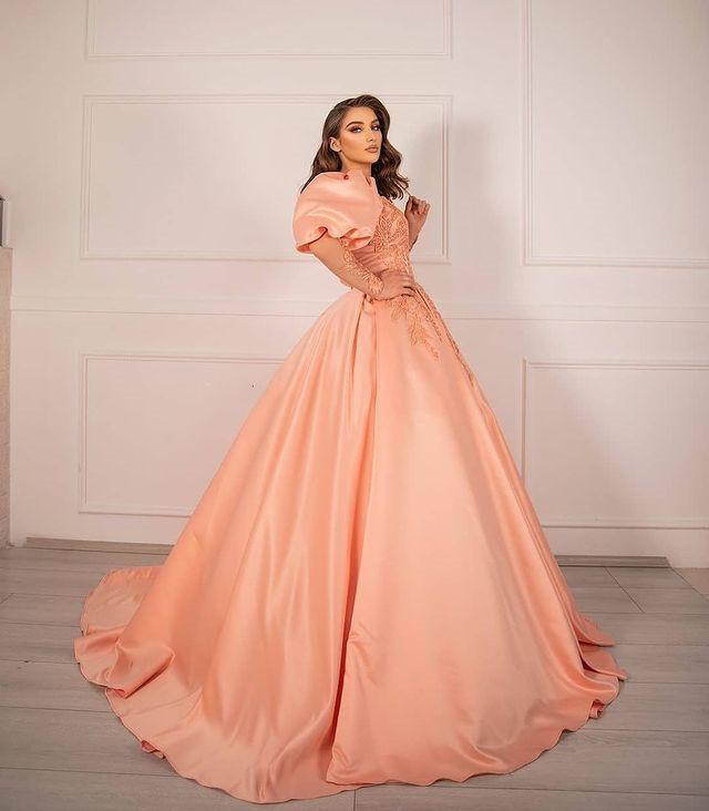 2023 Abito da ballo Abiti Quinceanera Abiti da sposa Splendido raso color pesca Sweetheart maniche lunghe Applicazioni in pizzo Abito dolce 16 Increspature Sweep Train