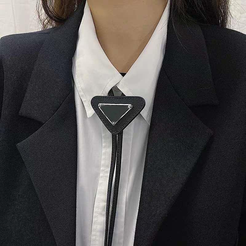 Prad Slyckan Luxurys Designer Mens Women Designer Ties Fashion Leather Neck Tie Bow For Men Ladies With Pattern Letters Neckwear F246C