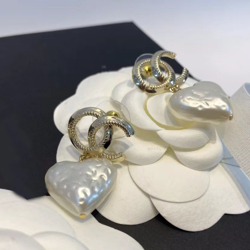 Pendientes con dije de corazón de perlas blancas Material de cobre brillante forma personalizada Marca de moda pendientes de lujo clásicos diseñador para w2407