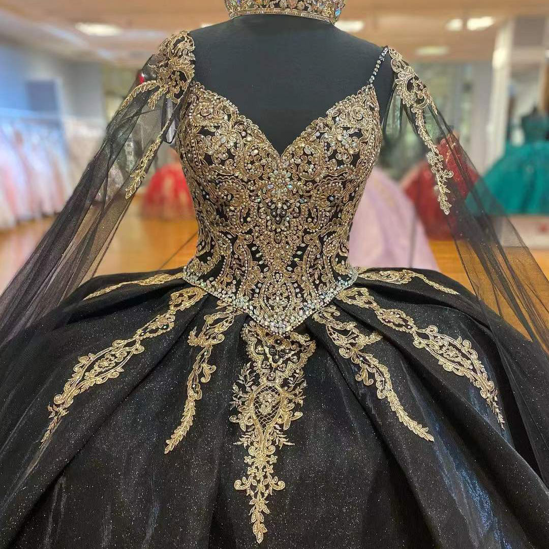 Lyxiga svarta bollkl￤nningar quinceanera kl￤nningar p￤rlor paljetter applikationer ￤lskling spetsfest prinsessa kjol vestidos de fiesta