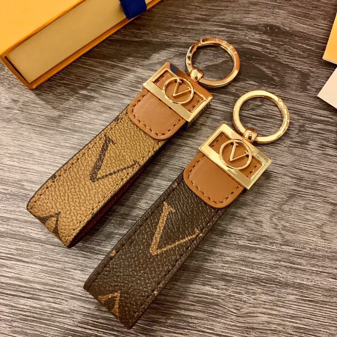 Porte-clés de luxe porte-clés design lettres porte-clés en cuir design femmes bijoux porte-clés sacs pendentif clé de voiture très bon cadeau