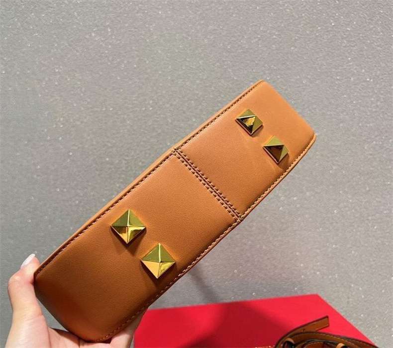 Catwalk Style Leather Designer Armpit Bags Luxury Handbags Handle Rivets Protective Base Fashion One Shoulder Crossbody Bags Retro Solid Shopping Bags