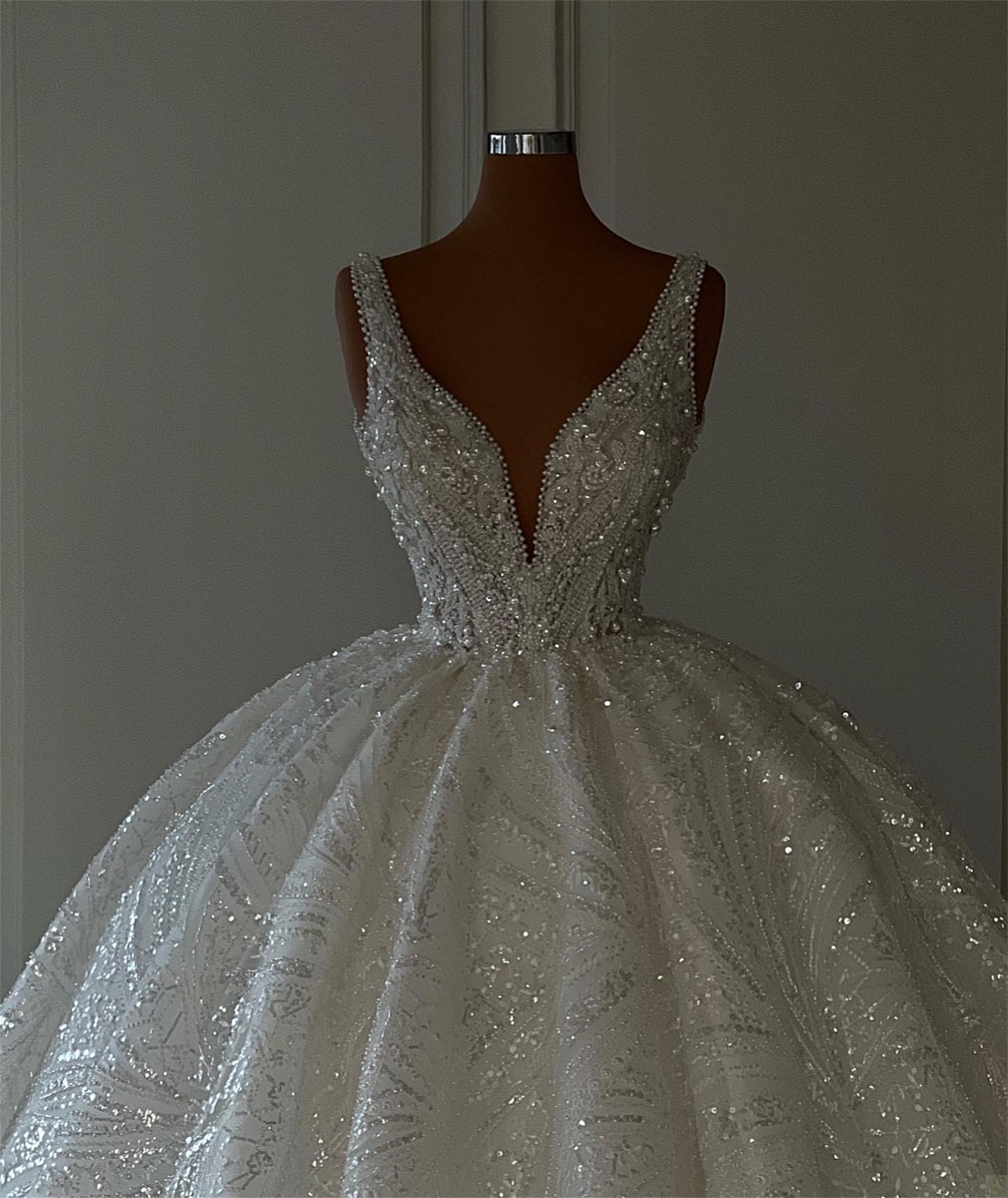 Luxuriöses glitzerndes Ballkleid-Hochzeitskleid, maßgeschneidert, Perlen, V-Ausschnitt, ärmellose Brautkleider, Rüschen, Sweep-Zug, Brautkleider