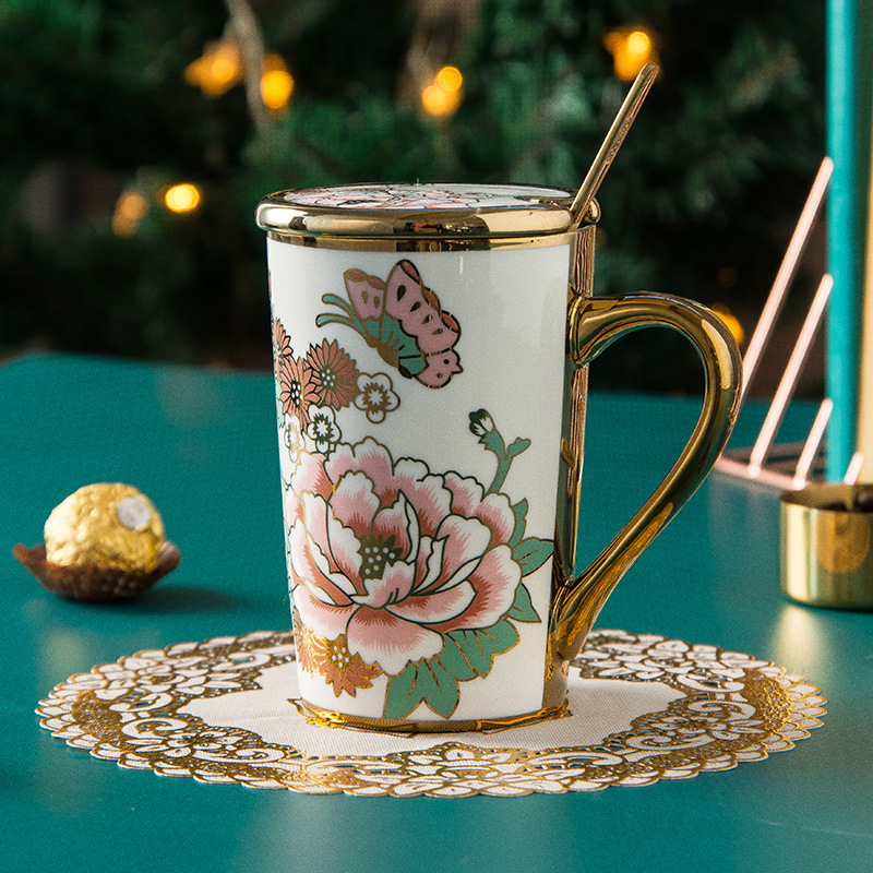 Europäischer Blumen- und Schmetterlings -Design -Becher mit Deckellöffel für Frauen und Männer kreatives Paar Keramik Tee Tasse