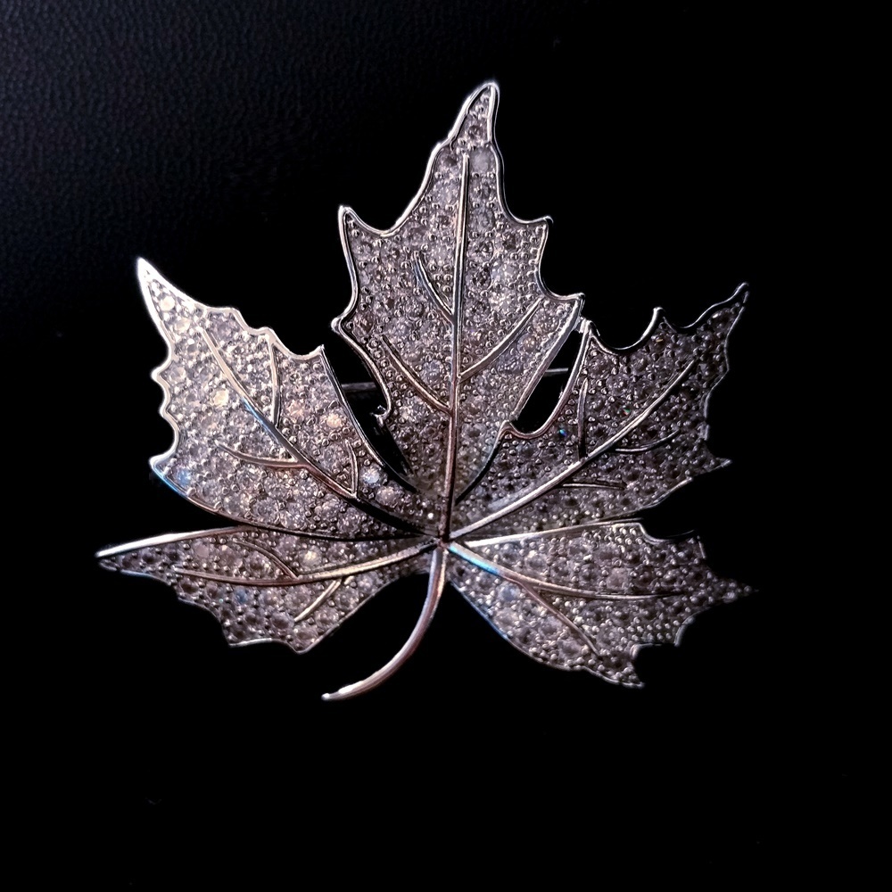 Pins broszki królowa Vintage Micro Pave Cz Canadian Maple Leaf Victorian Stylezed Sugar Pin Bling Mother Prezent Binder Bejdia 230211