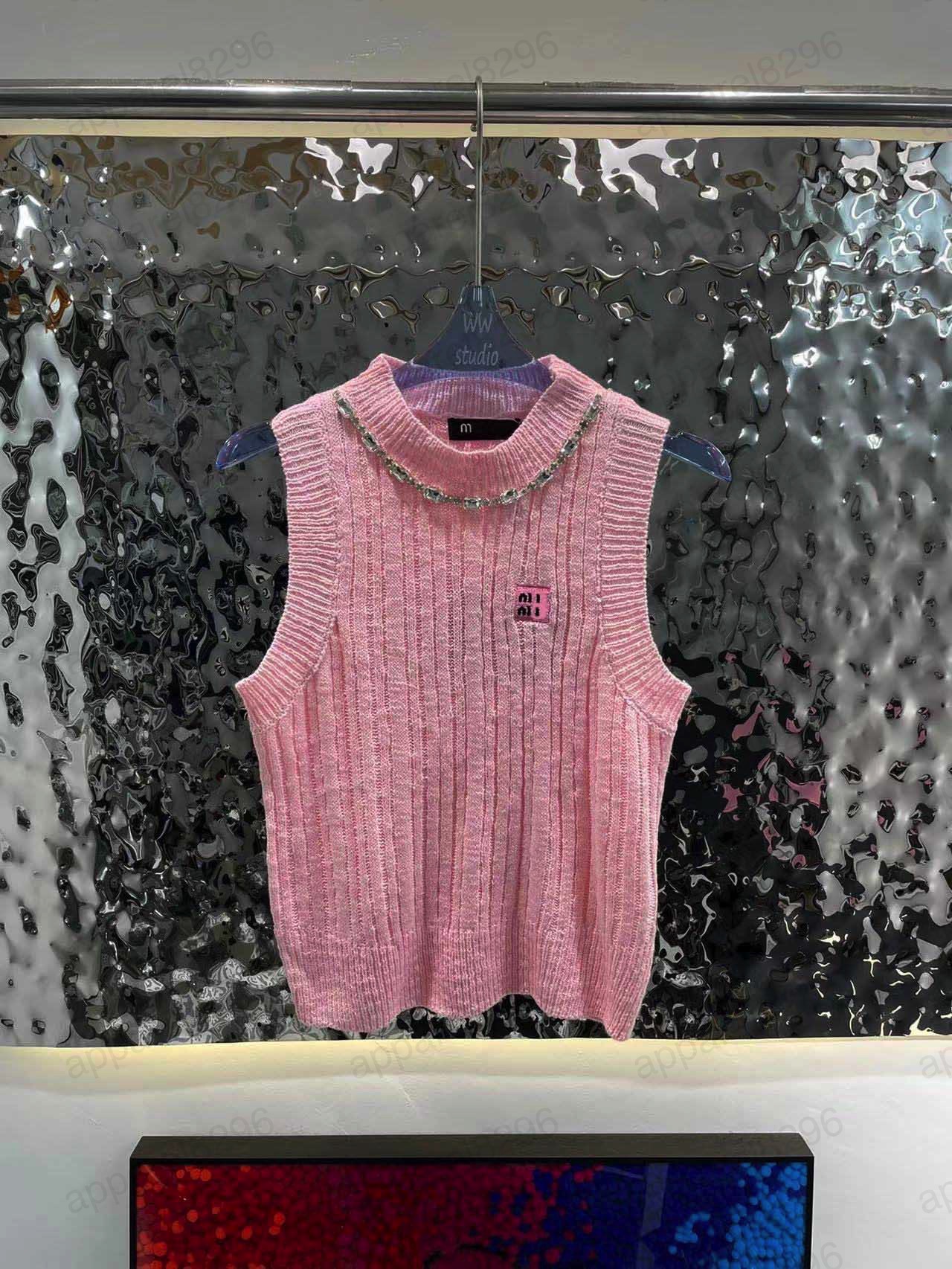 MMU 2023 Kadınların Sweaters Tasarımcısı Lüks Moda Logosu Mektubu Boyun Çizgisi Rhinestone Trim İnce Örgü Kolsuz Yelek Giyim