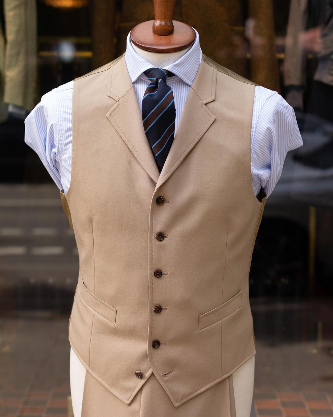 Dreiteilige Hochzeits-Smoking-Herrenanzüge, elegantes Samt-Streifen-Anzugsjackett mit zwei Knöpfen, hübsche individuelle Taschen, vielseitiger Mantel, Hosenweste