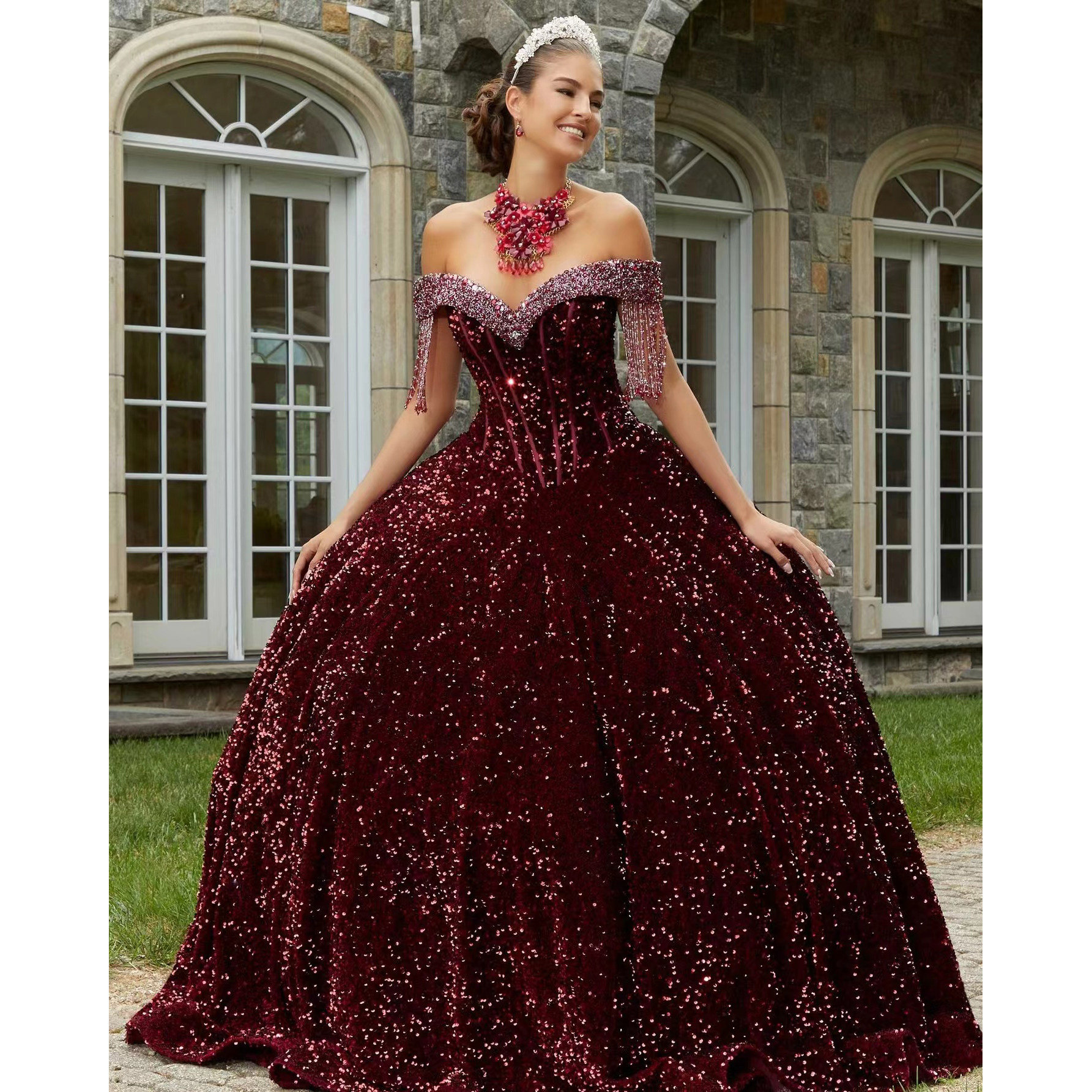 Sparkly Red Quinceanera Dress Ball Ballkl￤nningar Sekvensinerad Tassel fr￥n axeln Sweet 15 16 Girl Birthday Party Prom Dress Vestidos