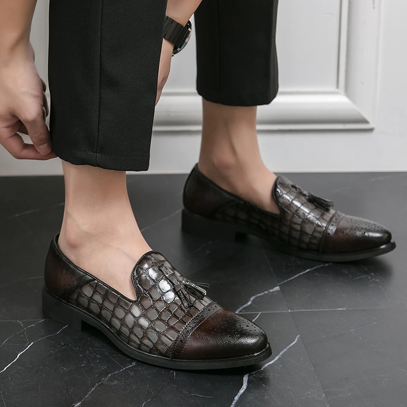 Styl brytyjskiego brązowy mężczyźni sukienki buty skórzane buty dla mężczyzn ślizgające się butów zwyczajowych mokasy