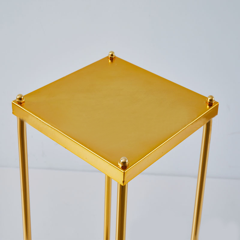Прямоугольник свадебный стол с металлическим цветом золотого цвета.