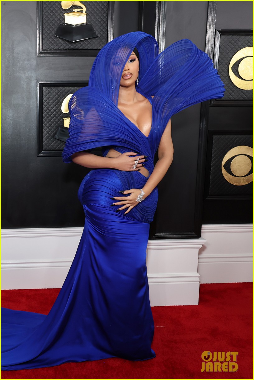 65. Grammy Awards Long Evenged Sudyn z niebieską przędzą na czerwonym dywanie