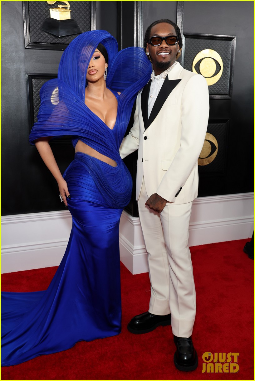O 65º vestido de noite vestido com prêmios Grammy com fio azul no tapete vermelho