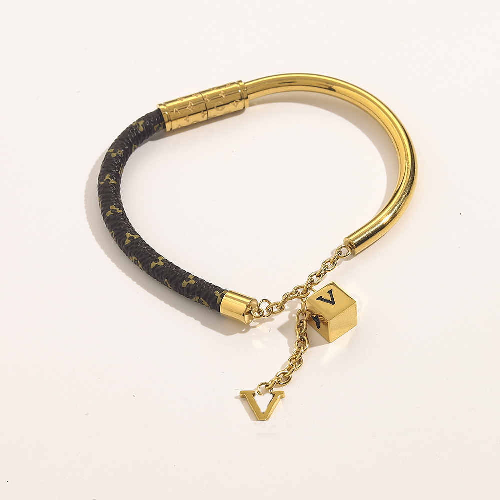 Ny stil armband kvinnor armband designer brev smycken faux läder 18k guld pläterat rostfritt stål armband kvinnor bröllop gåva279p