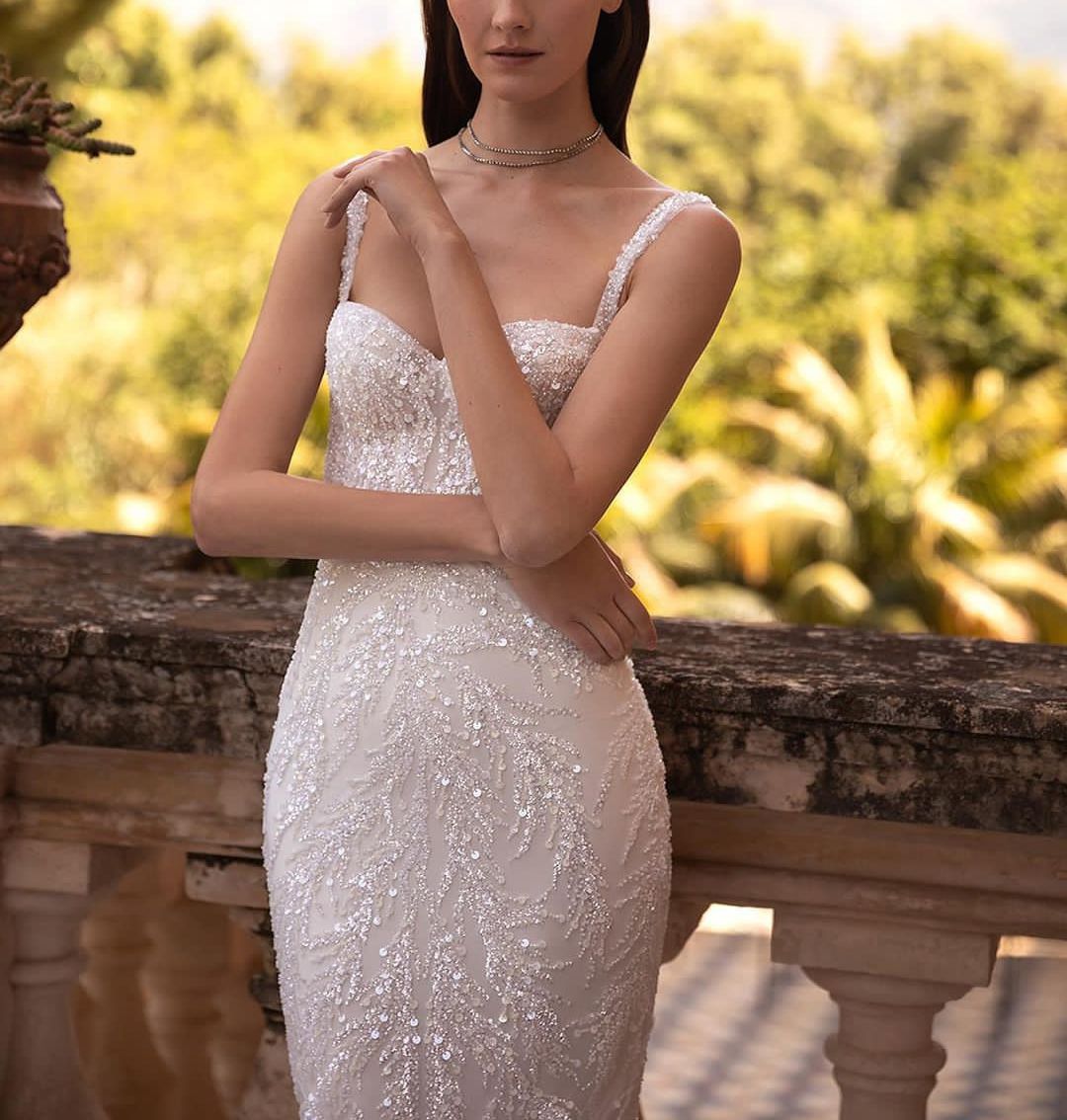 Abiti da sposa eleganti a sirena Senza maniche Scollo a cuore Applicazioni in raso Paillettes In rilievo Lunghezza al pavimento Treno staccabile Taglie forti Abiti da sposa eleganti Abiti da sposa