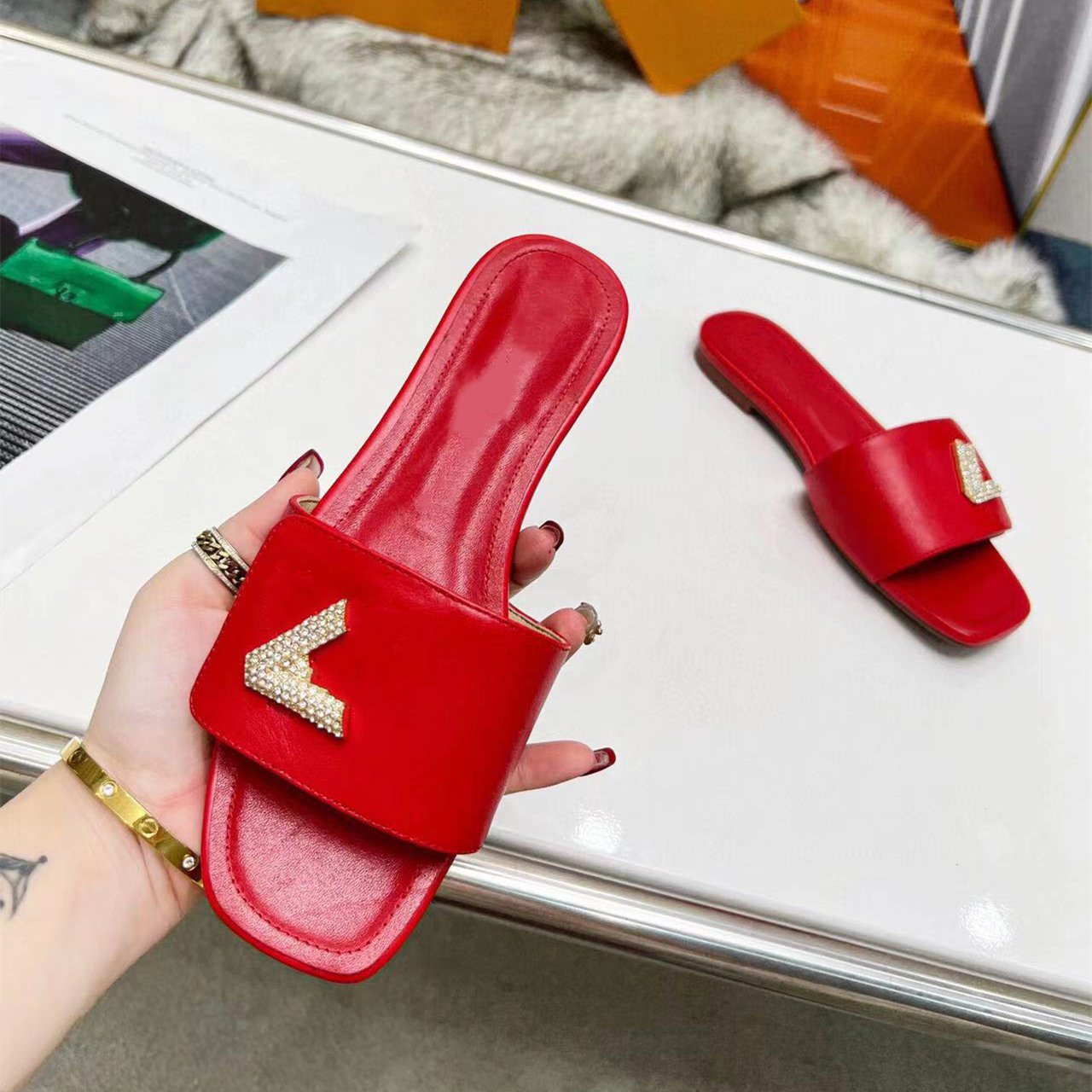 Modedesigner Damen Hausschuhe Neue Sommer Flacher Absatz Leder Strass Verschluss Sandalen Bequeme Flip-Flops 35-44 mit Box