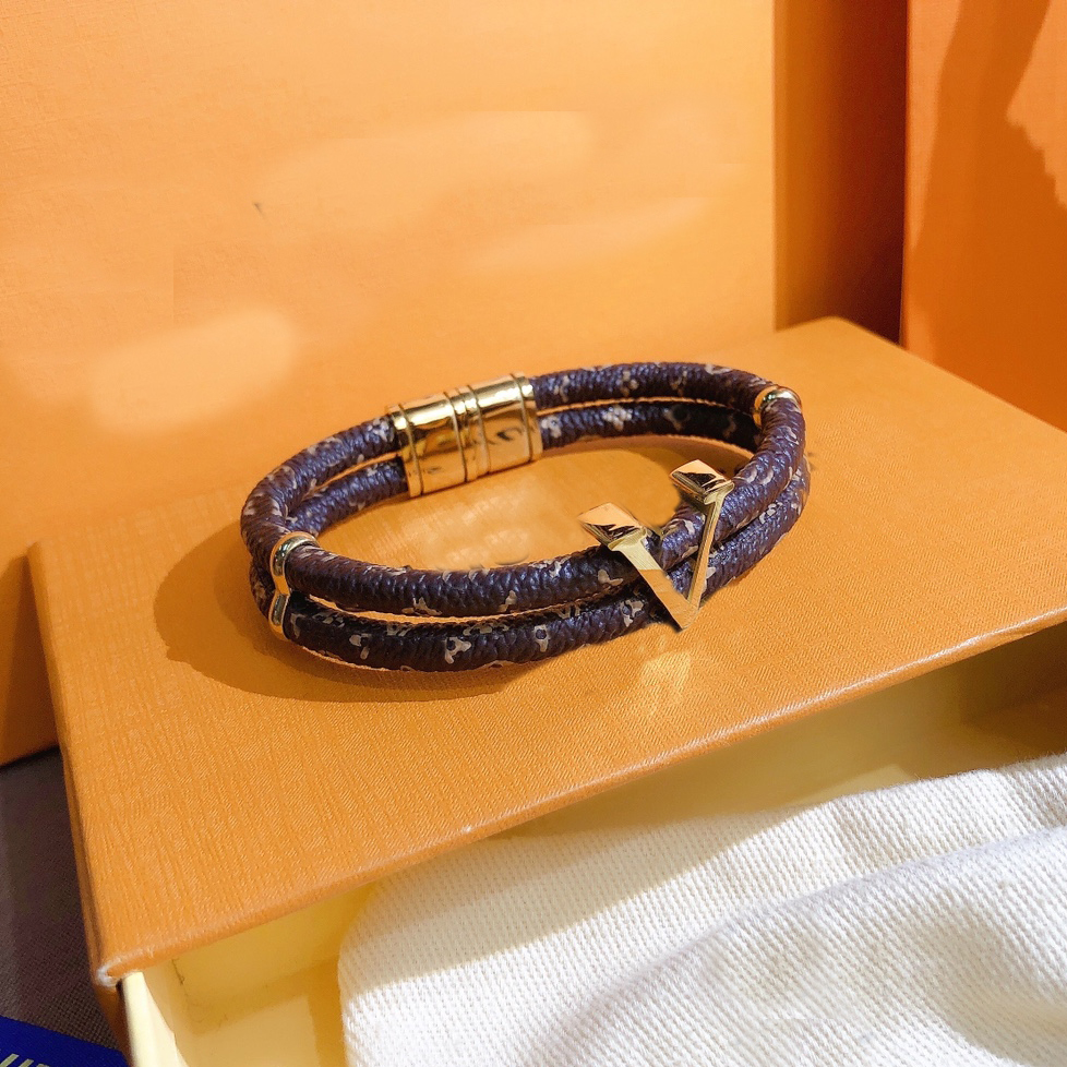 Bracelets de mode entiers femmes bracelet designer lettre chanceuse bijoux faux cuir plaqué or 18 carats bracelet en acier inoxydable femmes195s
