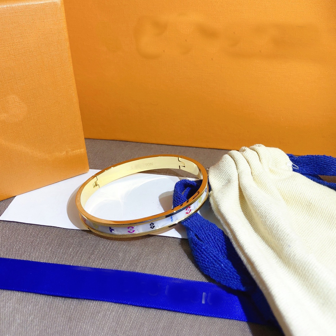 Nuevo estilo Pulseras Brazalete de mujer Joyería de diseño de lujo Chapado en oro de 18 quilates Amantes de la boda de acero inoxidable Brazaletes de regalo Accesorios W357q