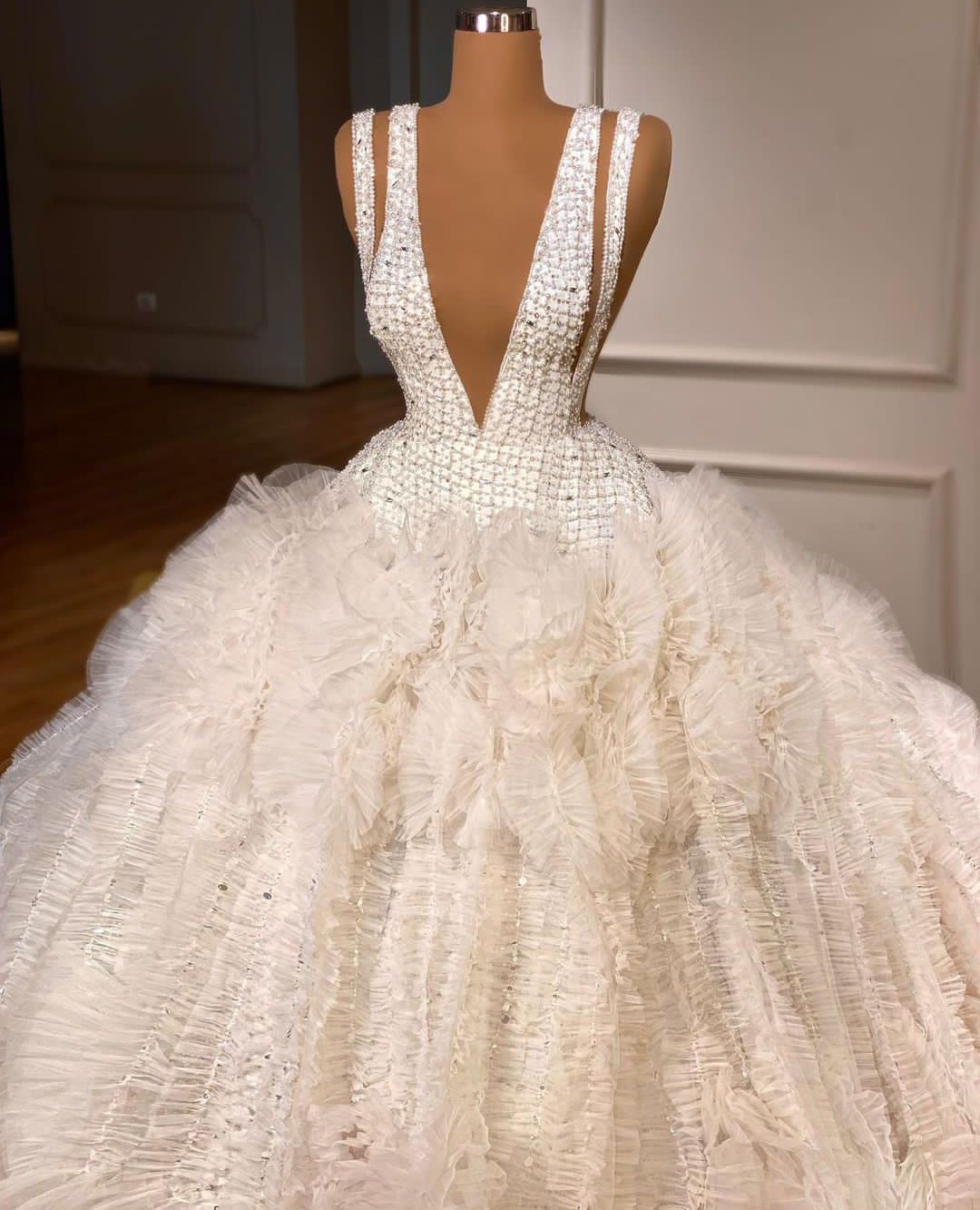 Luxury Ball Gown Wedding Dresses Sleeveless V Neck Straps Sequins Appliques Beaded Ruffles Hollow Layered Bridal Gowns Plus Size Custom Made Vestido de novia