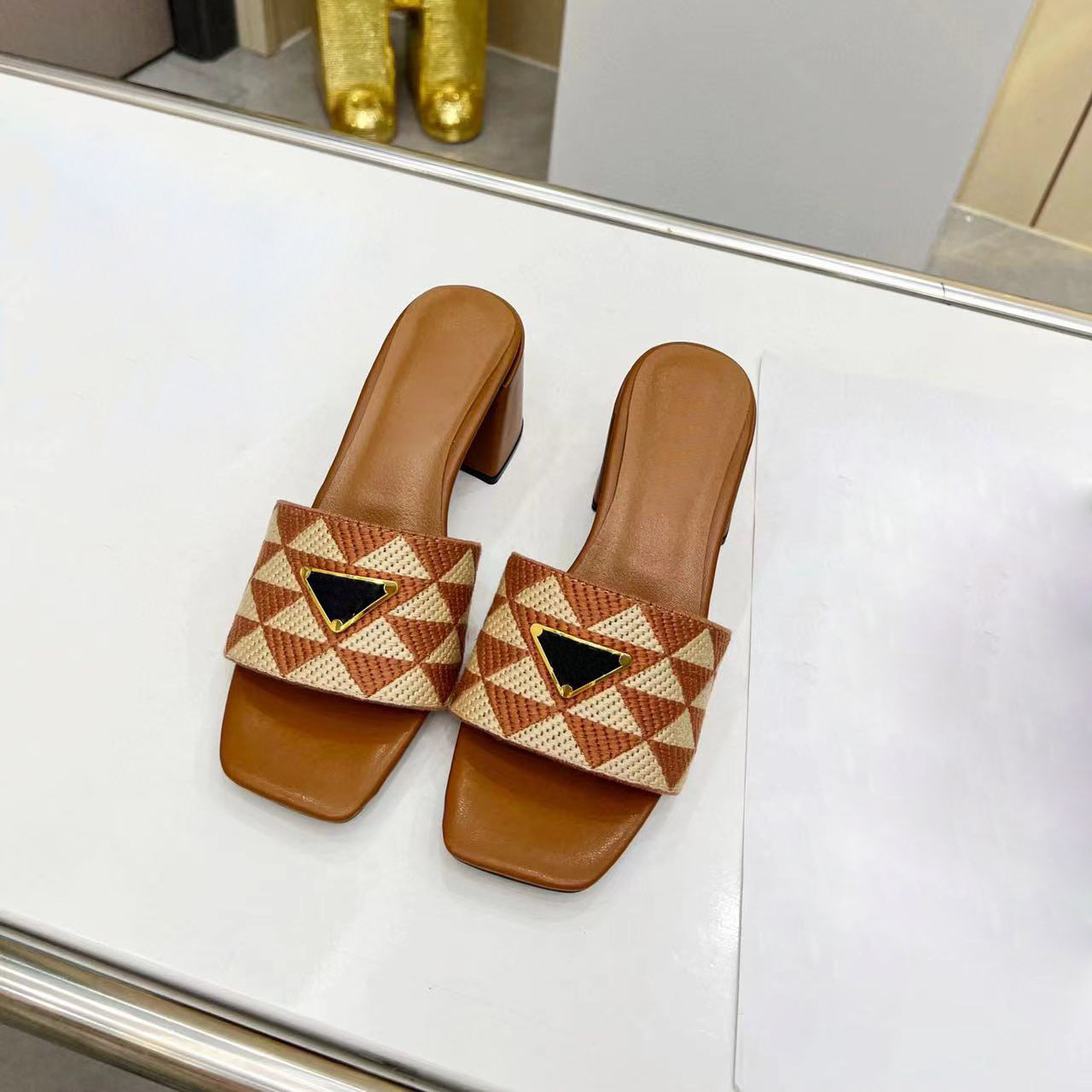 2023 modetofflor Sandaler designer dam flip flops enkla ungdomstofflor mockasinskor lämpliga för vår sommar ställen storlek 35-42