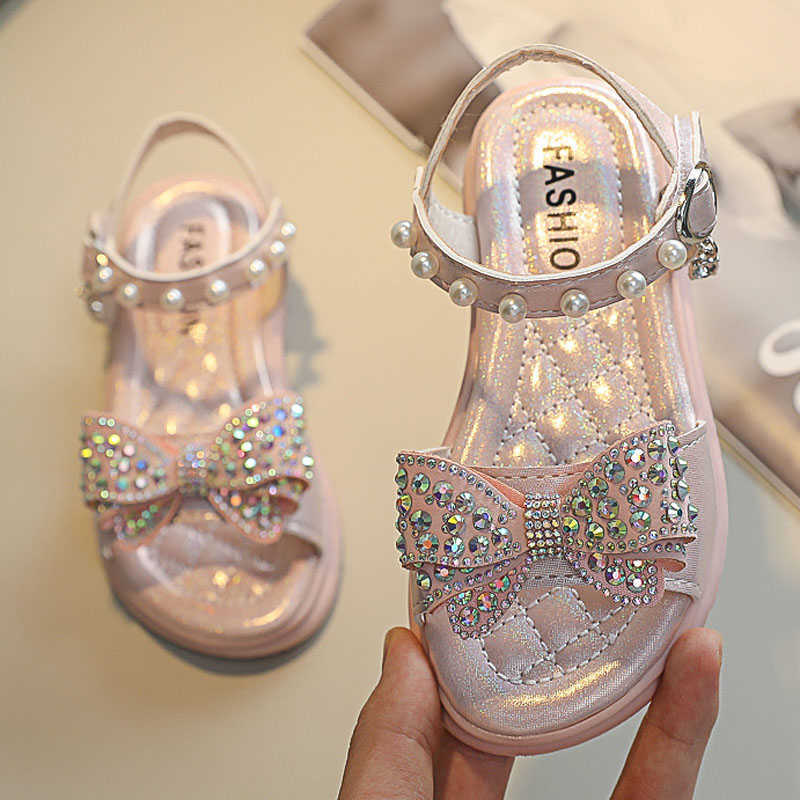 Sandaler 2022 Kids New Flat Sandals Bow Rhinestone Girls Princess Summer Shoes Children Open Toe Pearl Beach Sandaler Storlek 26-36 CSH1267 W0217