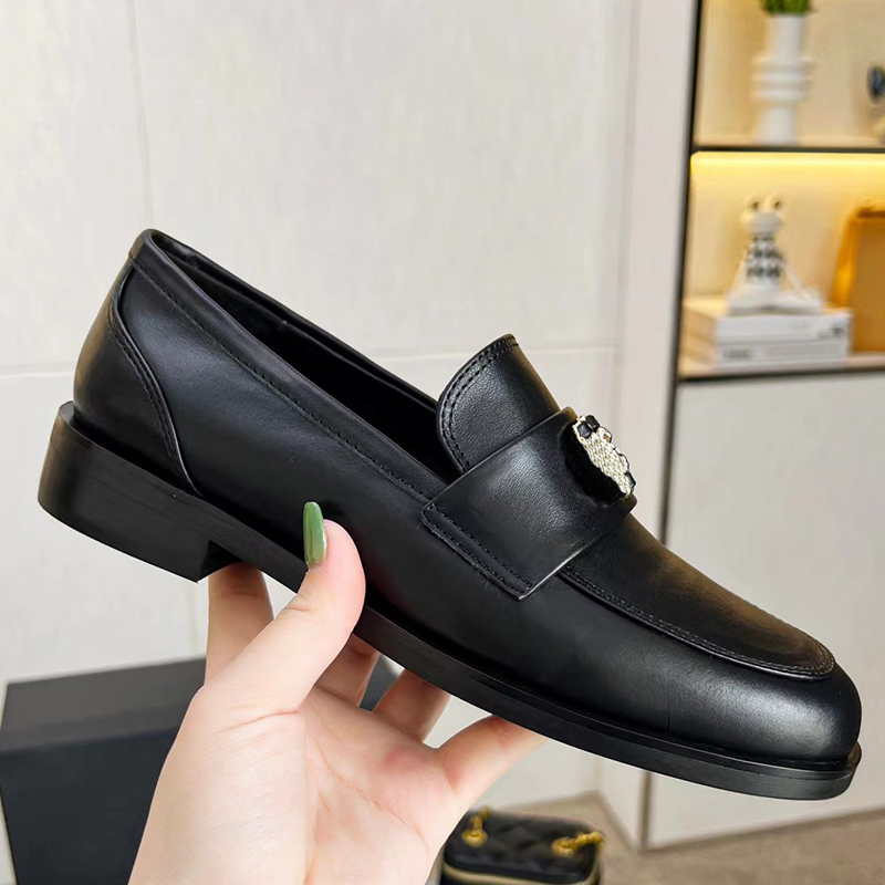 2023 Fyra säsonger lata loafers brittiska sandaler Kvinnor Designer Luxury Leather Retro grunt klackade casual slip-on Sandal ladys mode runda huvudbönor låga hälskor