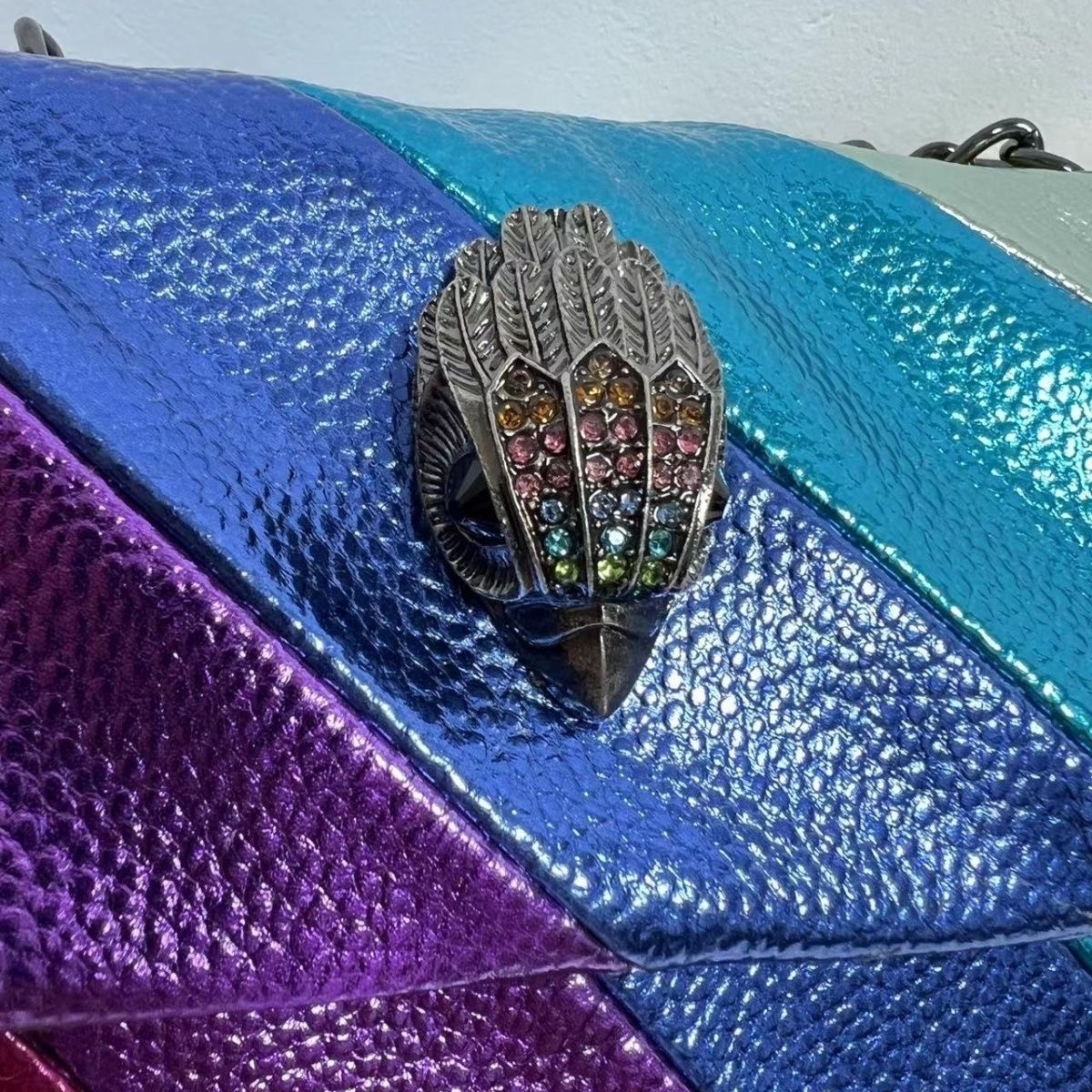 Ny stil kvinnors kurt geiger väska örnhuvud london mini kensington crossbody väskor regnbåge axelhandväskor läderkedja damer s327m