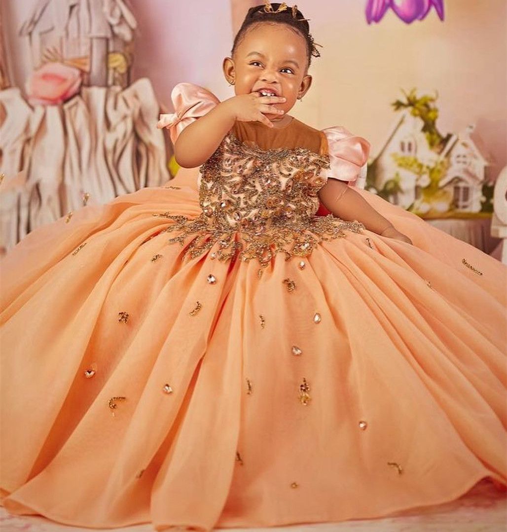 2023 Gold Flower Girl Dresses Jewel Neck Illusion Ball Gown Cap Sleeves Crystal Beading Kids Girls Pageant Dress Floor Length Birthday Gowns