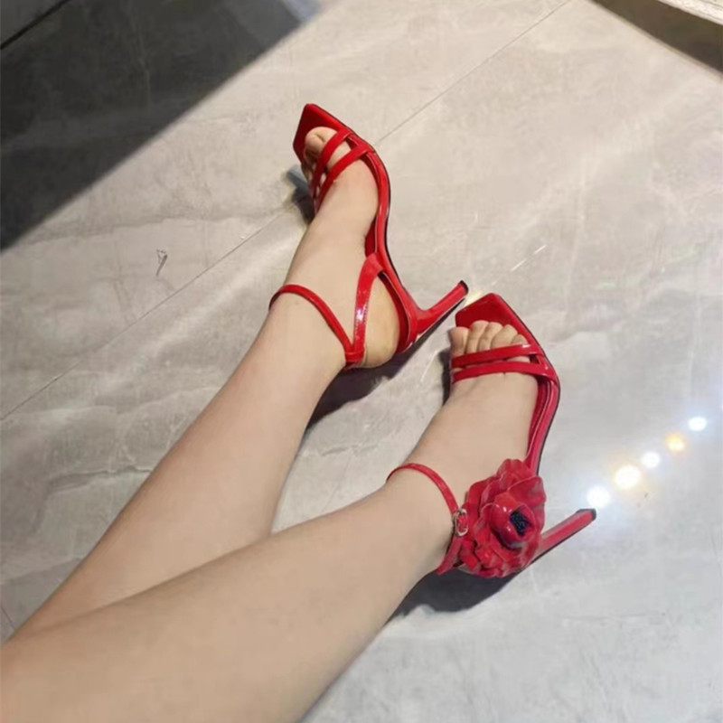 빨간 꽃 특허 가죽 하이힐 샌들 스퀘어 발가락 버클 끈 끈적 끈적한 컷 아웃 커버 힐 여성 파티 신발