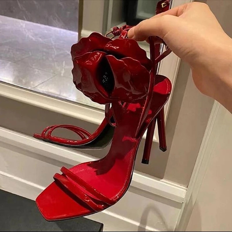 Rote Blumen Patentleder High Heel Sandalen Quadrat Zehen Schnalle Riemchen Sandalen Ausschnitte Abdeckungen Frauen Party Schuhe