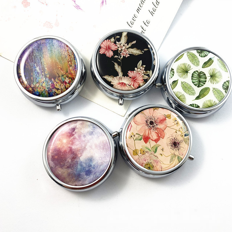 3 Cell Metal Pill Boxes Round Medicine Organizer Container Case Spliters Pill Box Portable Makeup Lagring Metal Small Wax Jar Dab Dry Herb Foldning