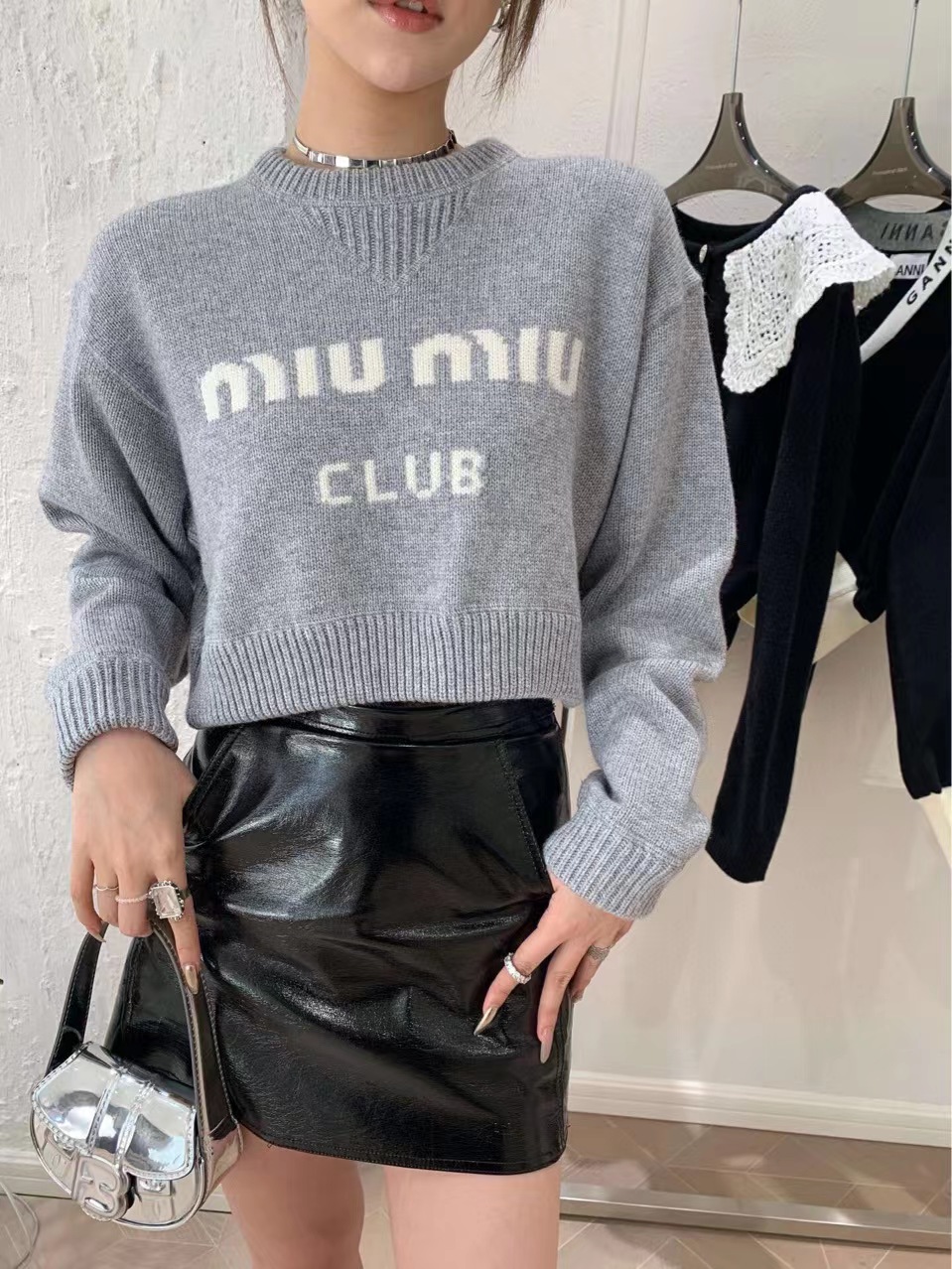 Women`s Sweaters autumn and winter diffuse round neck short casual knitting sweater