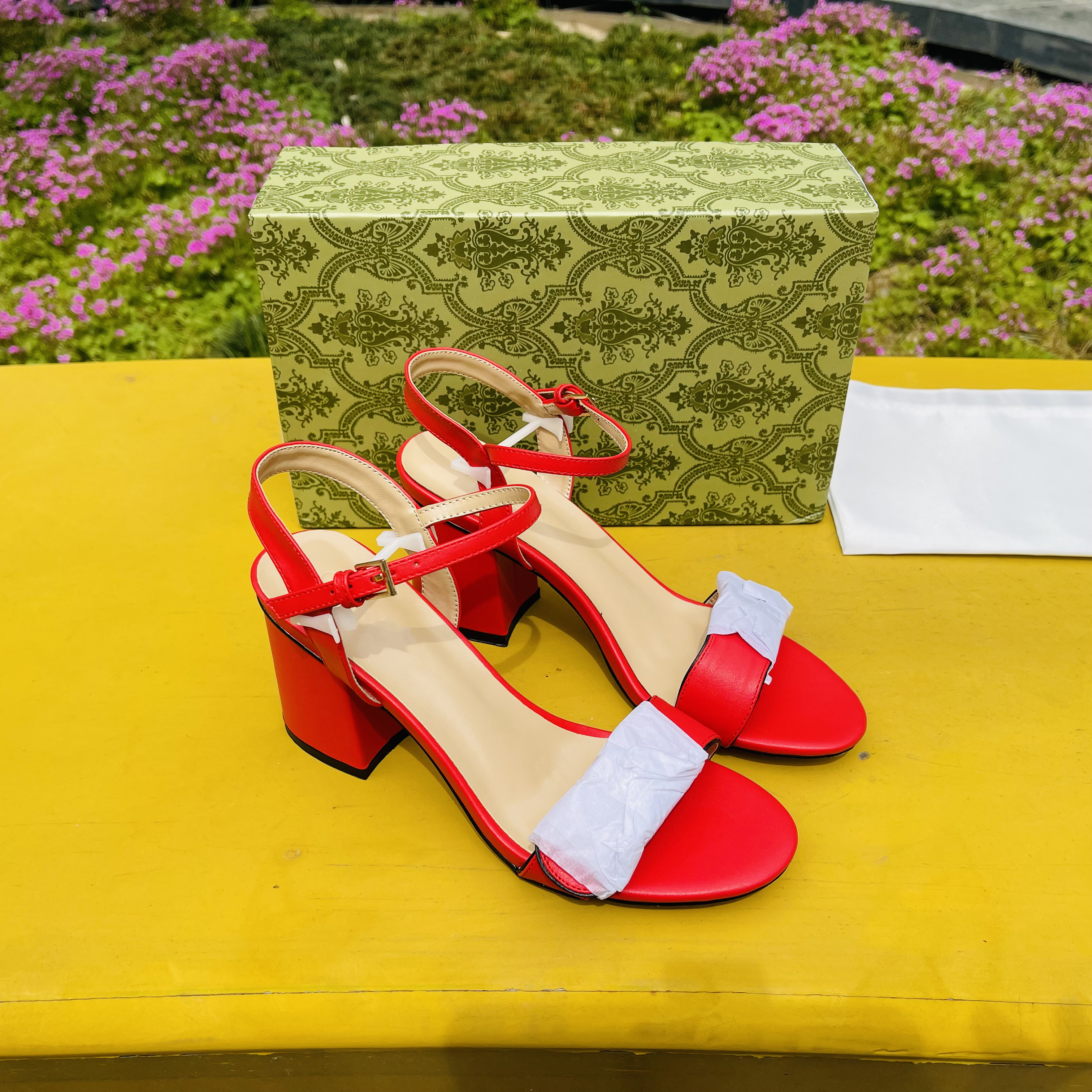 Słynny projektant damskie letnie sandały luksusowe wysokie obcasy metalowe blokujące laminowane skórzane sandały na średnim obcasie zamszowe sandały wesele buty rozmiar 35-42