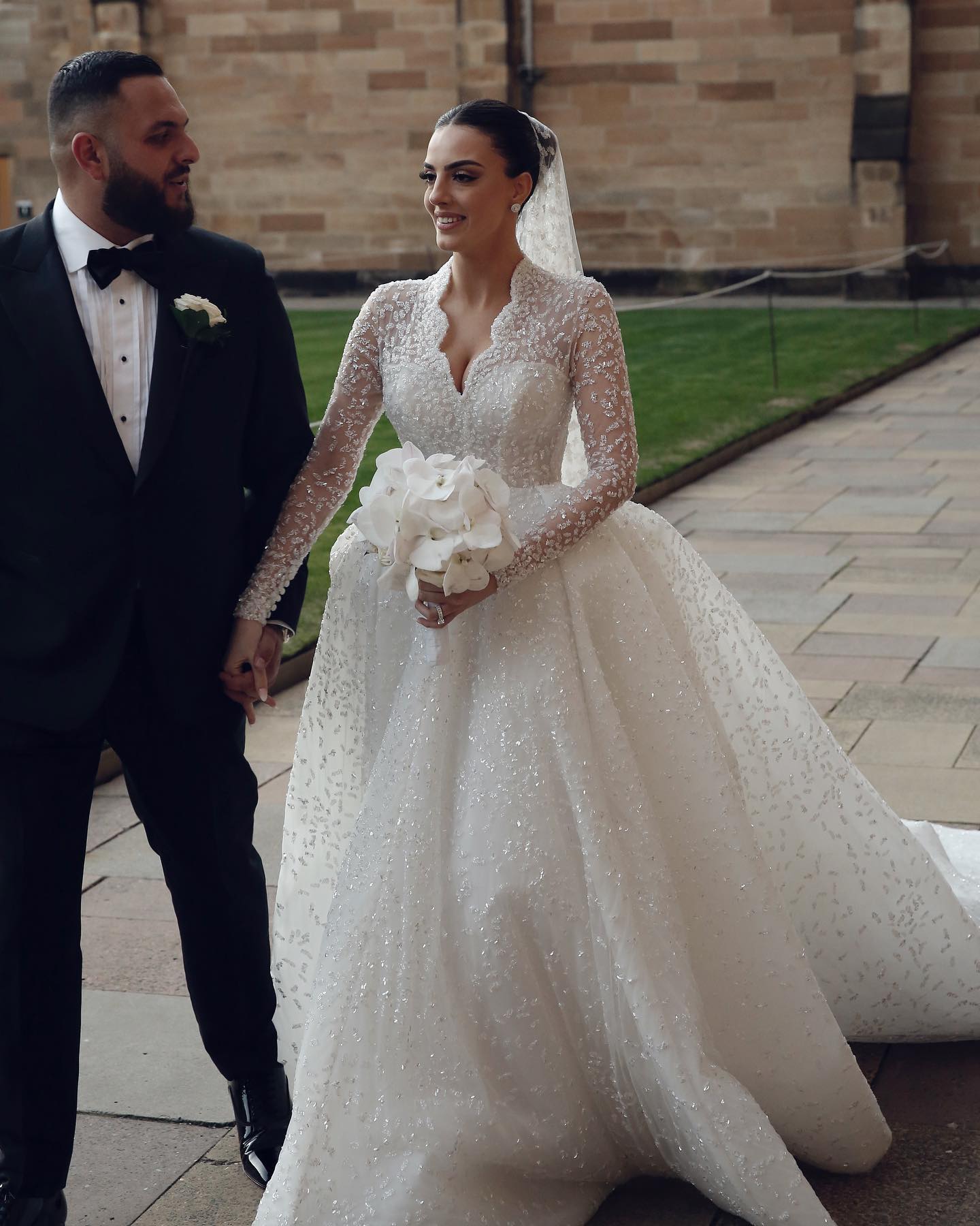 Amazing Wedding Dresses A Line Lace Bridal Gowns With Long Sleeves V Neckline Chapel Train Plus Size Vestido De Novia