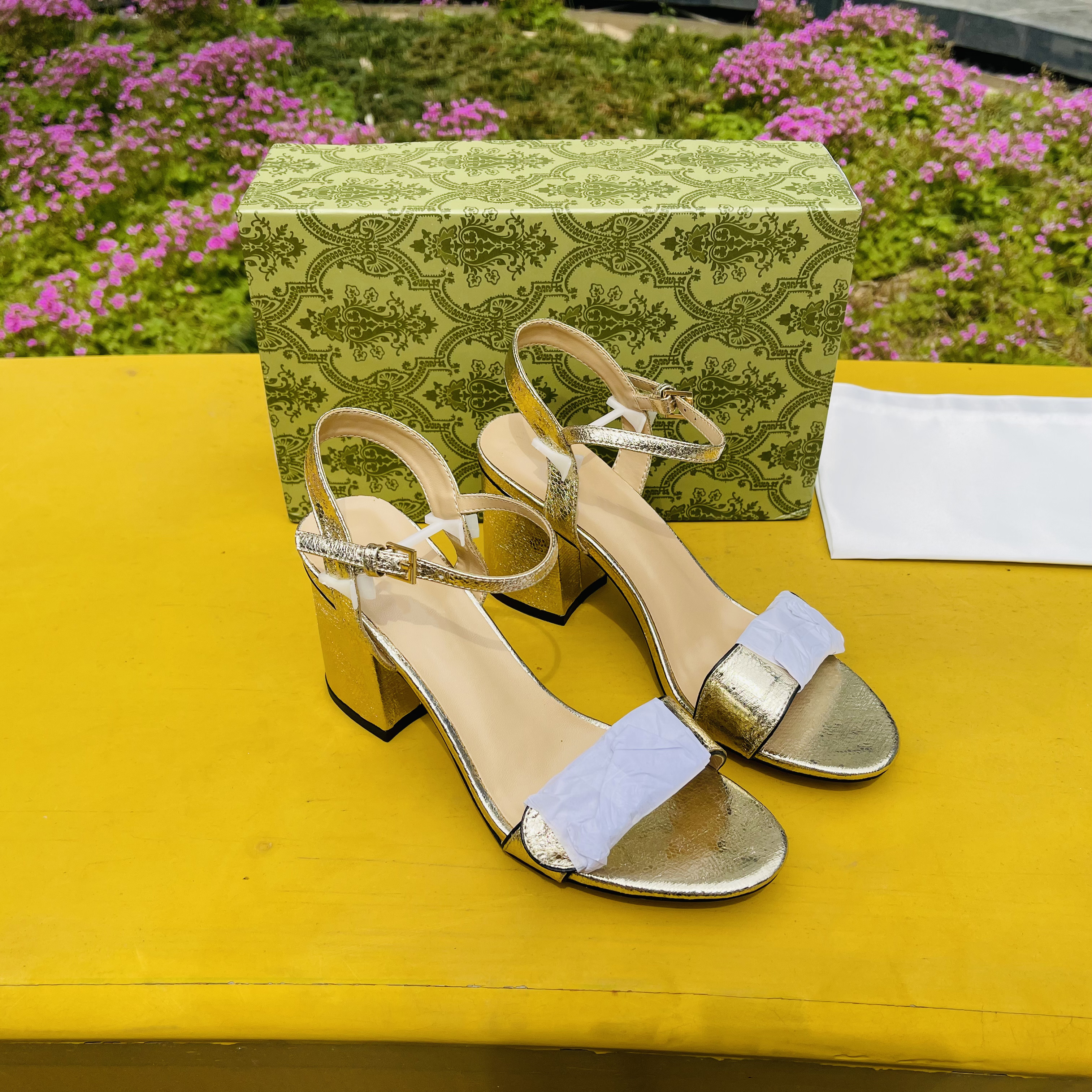 有名デザイナーレディースサマーサンダル高級ハイヒールメタル連動ラミネートレザーミッドヒールサンダルスエードサンダルパーティー結婚式の靴サイズ35-42