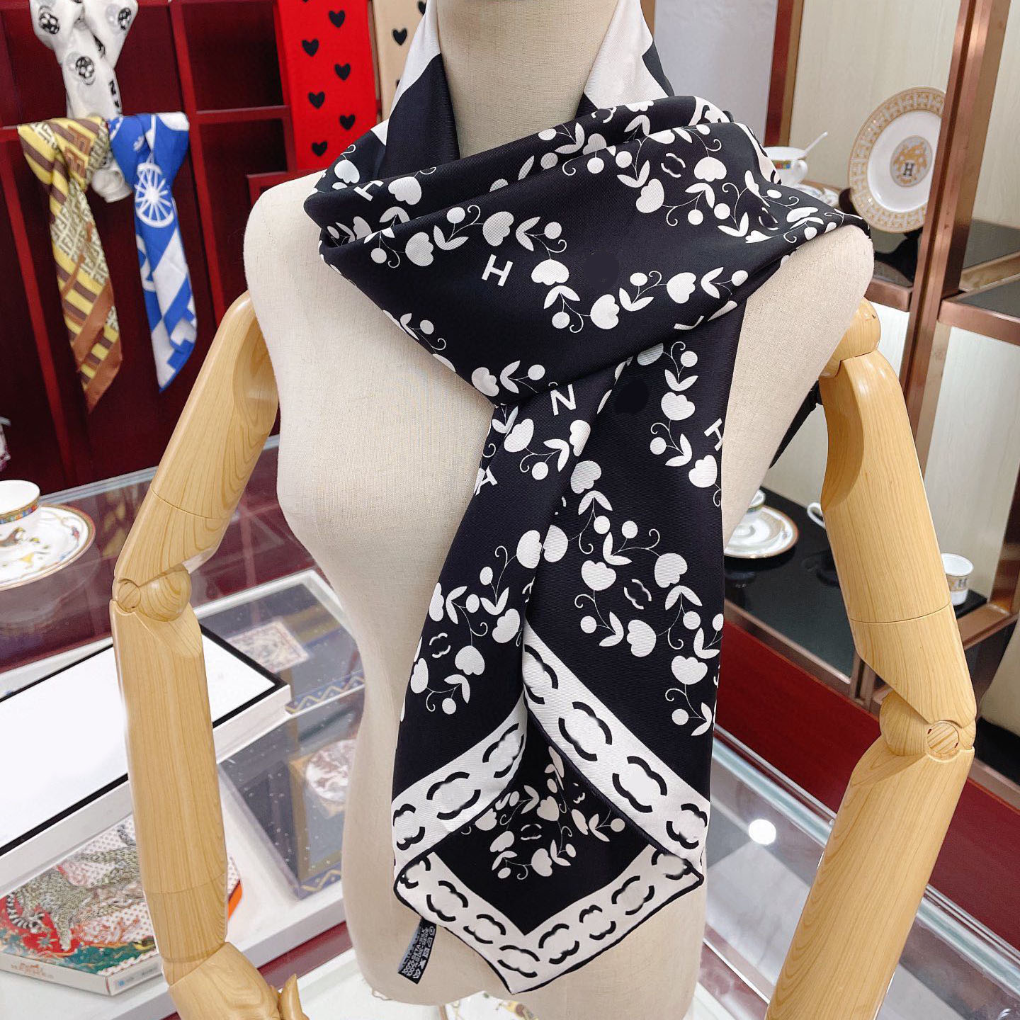 High-End Women's Silk Scarves Fashion Versatile Lovers 'halsdukar Ny helt helt perfekt kvalitet hårband utsökt design acc2333