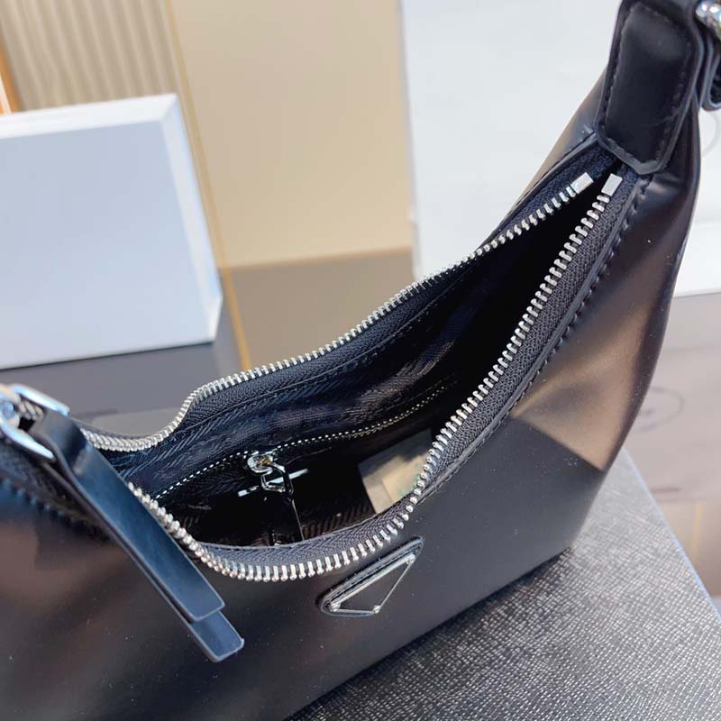 Kuvertväska kvinna designer väska mini pochette läder handtag metalltillbehör blixtlåset tryckt nylonfoder
