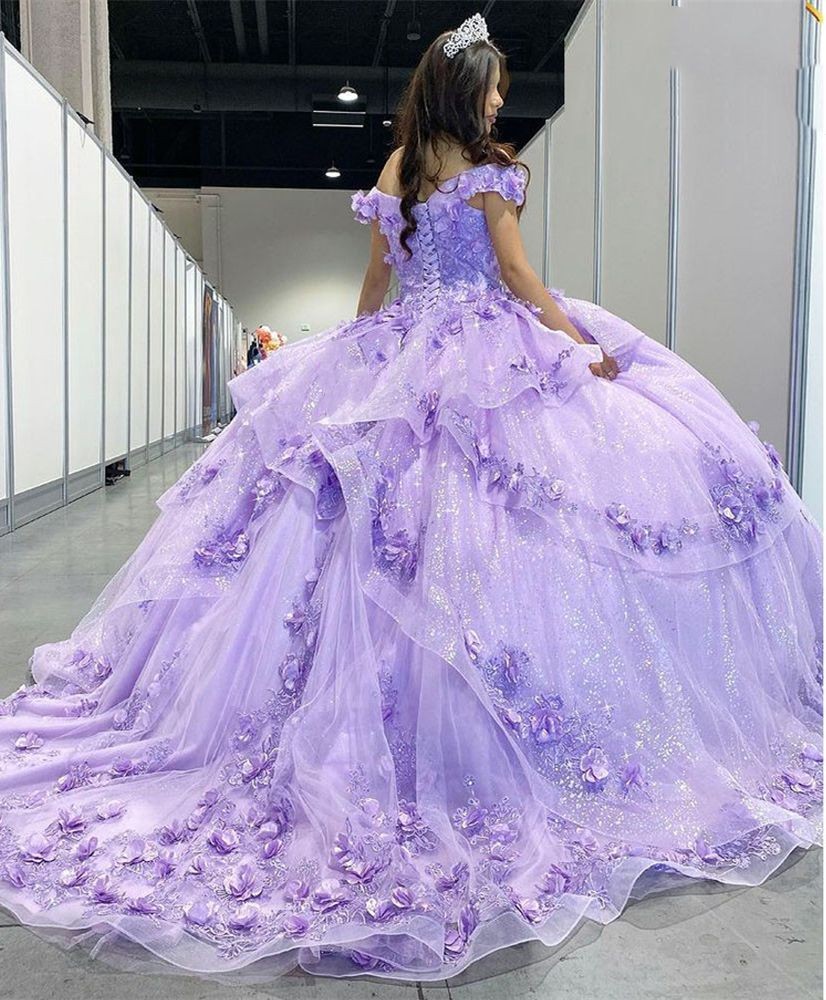 Vackra 3D -blommor lila bollkl￤nning quinceanera kl￤nningar fr￥n axeln puffy paljettniv￥er prinsessa formella tillf￤lle prom kl￤nningar plus size sweet 16 kl￤nning cl1896