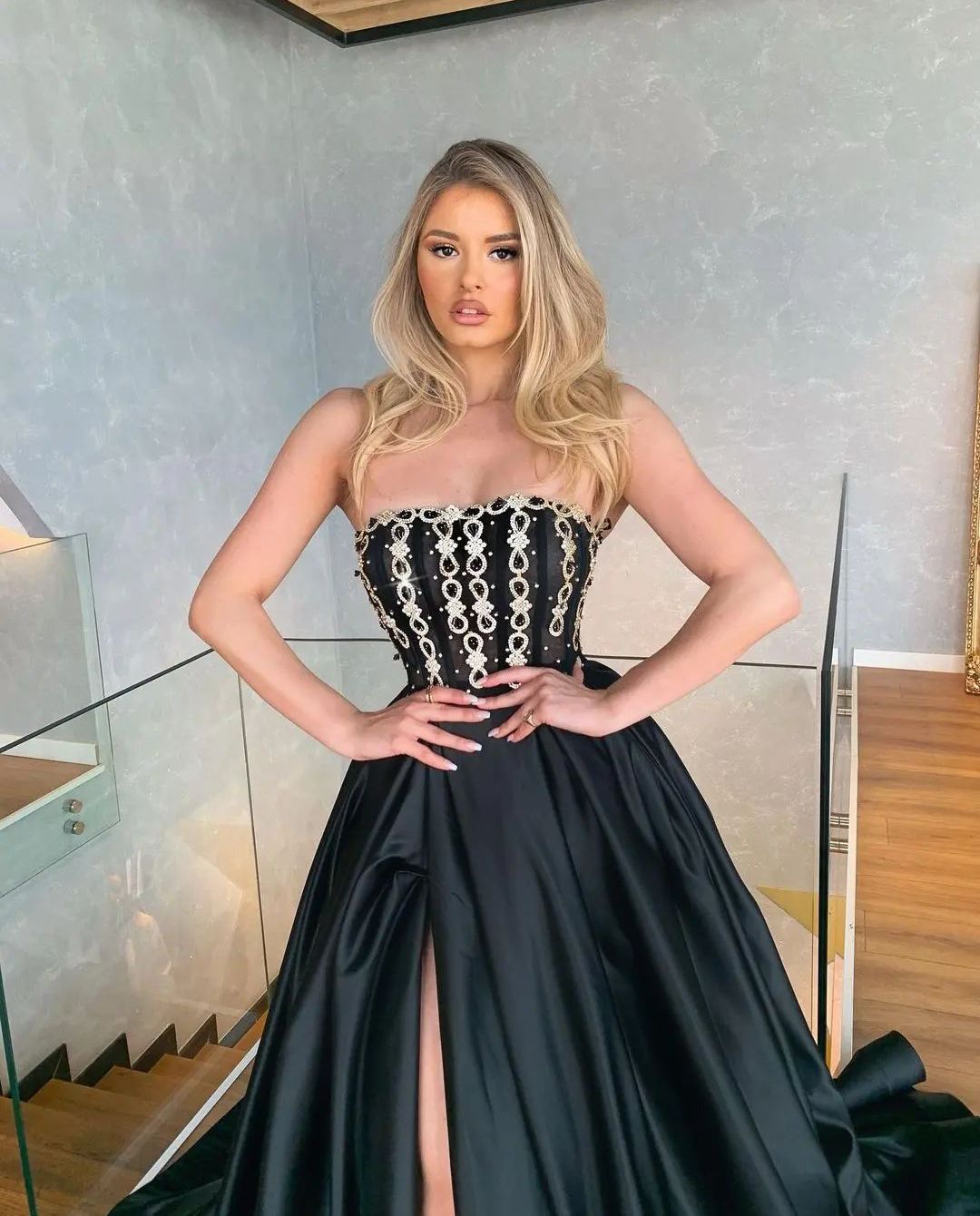 Robes de bal noires sans manches Bateau Appliques de dentelle 3D Paillettes scintillantes Noeud chinois Longueur de plancher Celebrity Side Slit Diamonds Robe de soirée Plus Size Custom Made