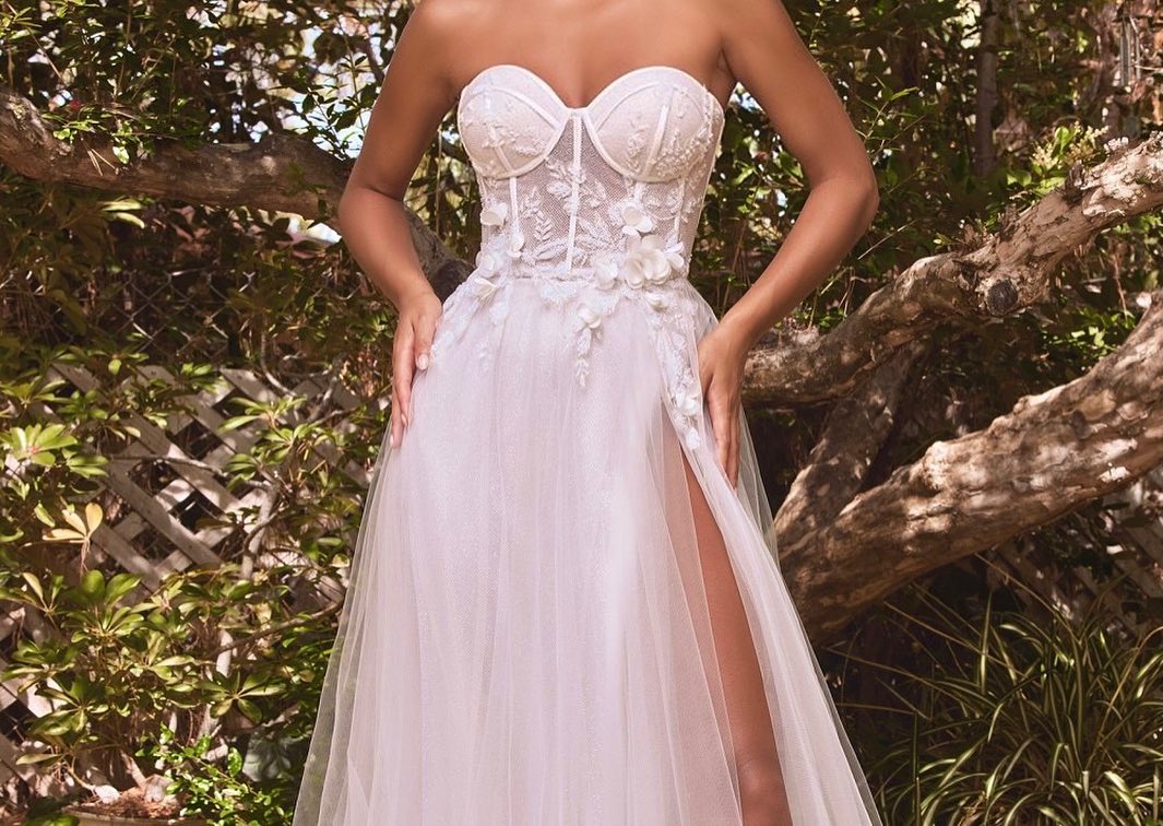 Romantisches A-Linien-Hochzeitskleid, A-Linie, kurze Ärmel, herzförmig, rückenfrei, hoher seitlicher Schlitz, Tüll, 3D-Blumenapplikation, Sweep-Zug, Brautkleid, maßgeschneidert
