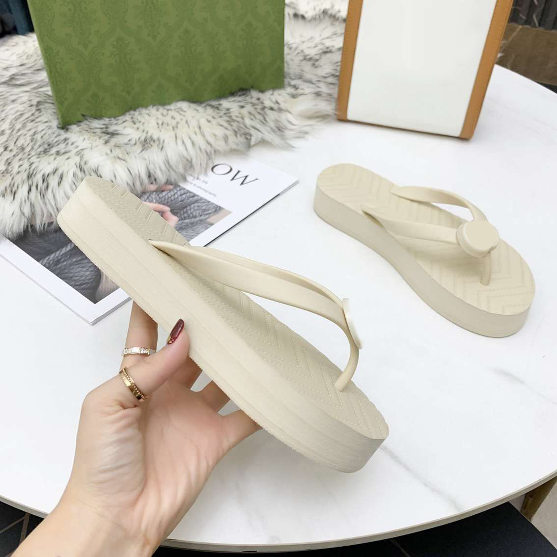 2023 Designer Flip-Flops Fashion Kaptaki proste męskie kapcie damskie Summer plażowy gumowe kapcie łazienki czarne białe zielone sandały