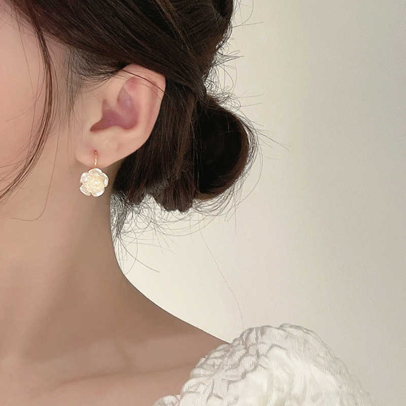 Charm 2022 New Elegant White Flower Pendant Dangle Earrings Korean Fashion Jewelry Party Girl's Sweet Accessories For Woman's Earrings G230225