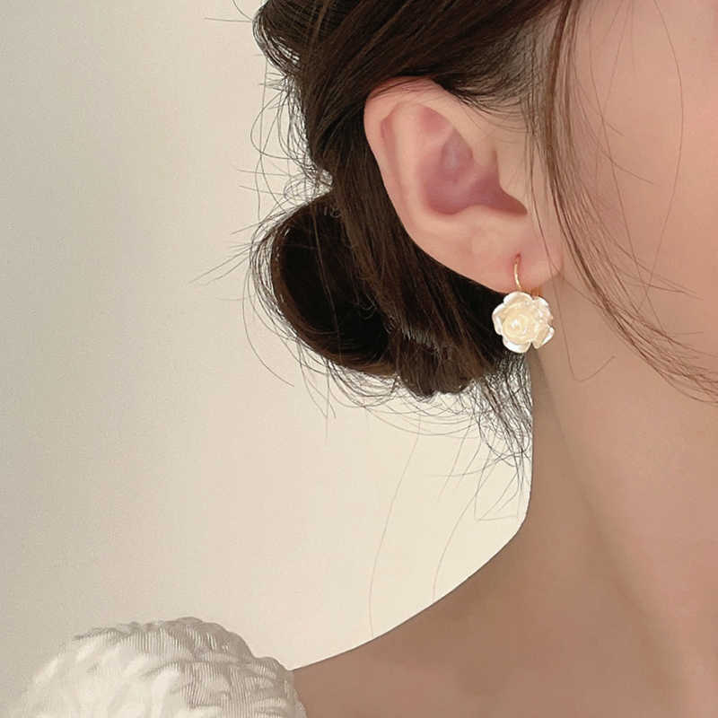 Charm 2022 New Elegant White Flower Pendant Dangle Earrings Korean Fashion Jewelry Party Girl's Sweet Accessories For Woman's Earrings G230225